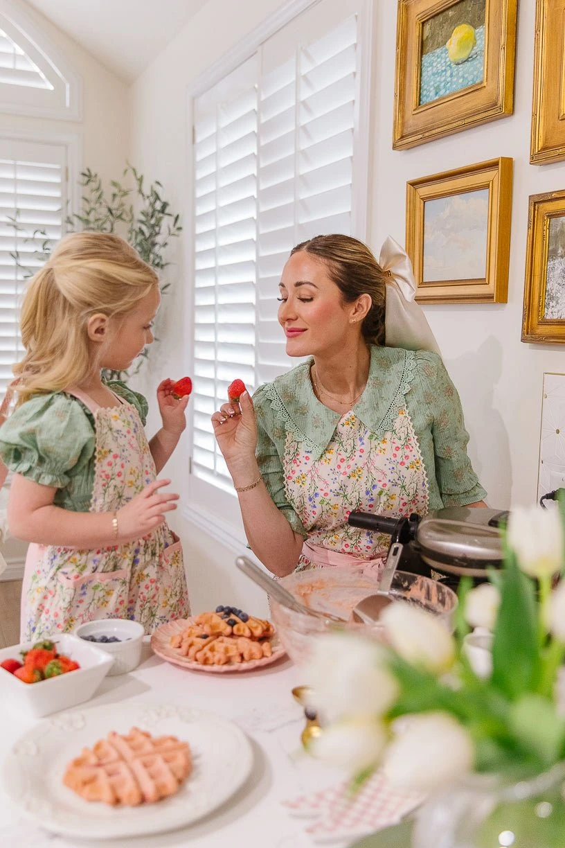 Ivy Apron In Floral Cotton - Image 2
