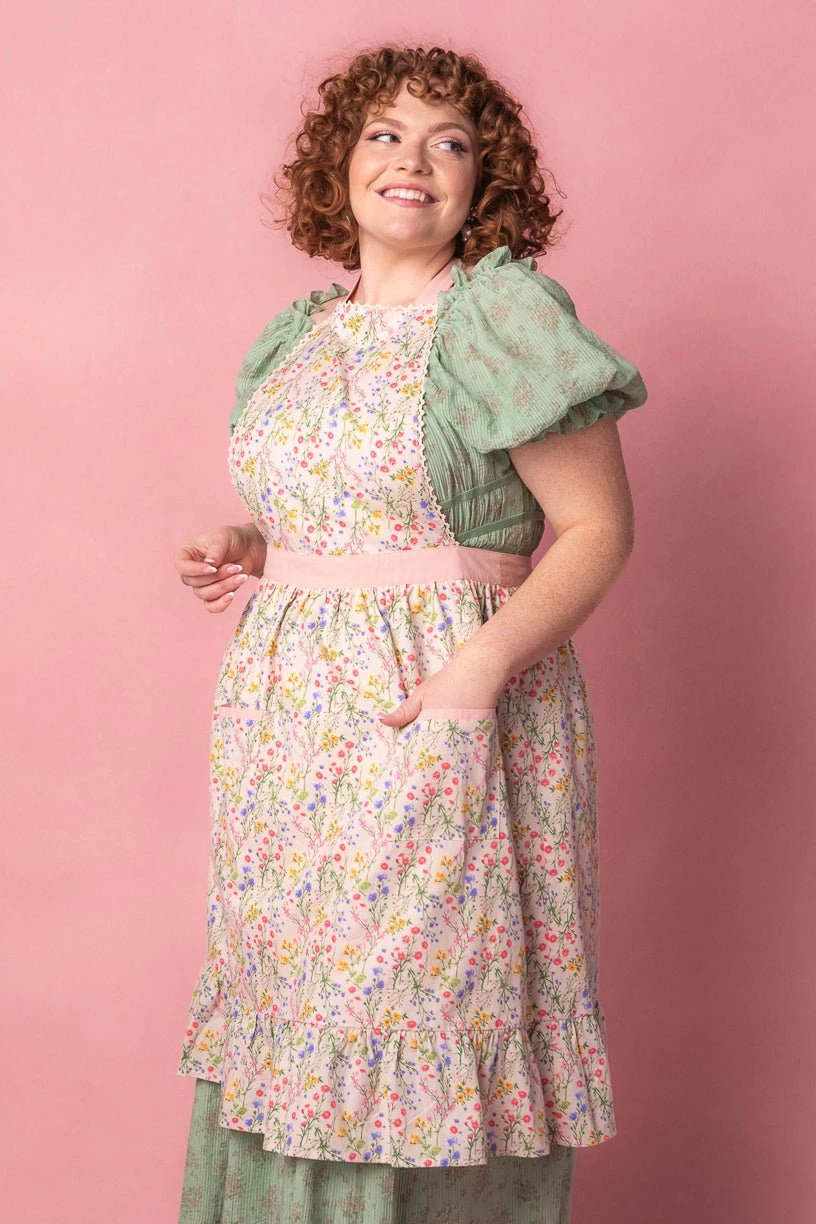 Ivy Apron In Floral Cotton - Image 3